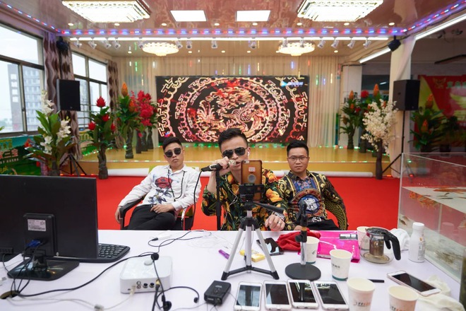 G&oacute;c khuất sau những phi&ecirc;n livestream "ngh&igrave;n đơn": Bữa tiệc ti&ecirc;u d&ugrave;ng đi&ecirc;n cuồng, mồ h&ocirc;i rơi tr&ecirc;n b&agrave;n ph&iacute;m v&agrave; giấc mộng đổi đời nơi "thủ phủ h&agrave;ng sỉ"- Ảnh 8.