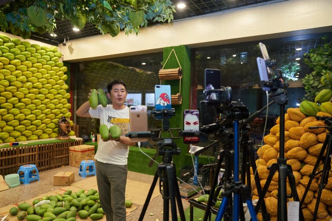 G&oacute;c khuất sau những phi&ecirc;n livestream "ngh&igrave;n đơn": Bữa tiệc ti&ecirc;u d&ugrave;ng đi&ecirc;n cuồng, mồ h&ocirc;i rơi tr&ecirc;n b&agrave;n ph&iacute;m v&agrave; giấc mộng đổi đời nơi "thủ phủ h&agrave;ng sỉ"- Ảnh 5.