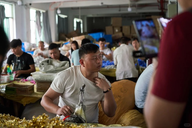 G&oacute;c khuất sau những phi&ecirc;n livestream "ngh&igrave;n đơn": Bữa tiệc ti&ecirc;u d&ugrave;ng đi&ecirc;n cuồng, mồ h&ocirc;i rơi tr&ecirc;n b&agrave;n ph&iacute;m v&agrave; giấc mộng đổi đời nơi "thủ phủ h&agrave;ng sỉ"- Ảnh 6.