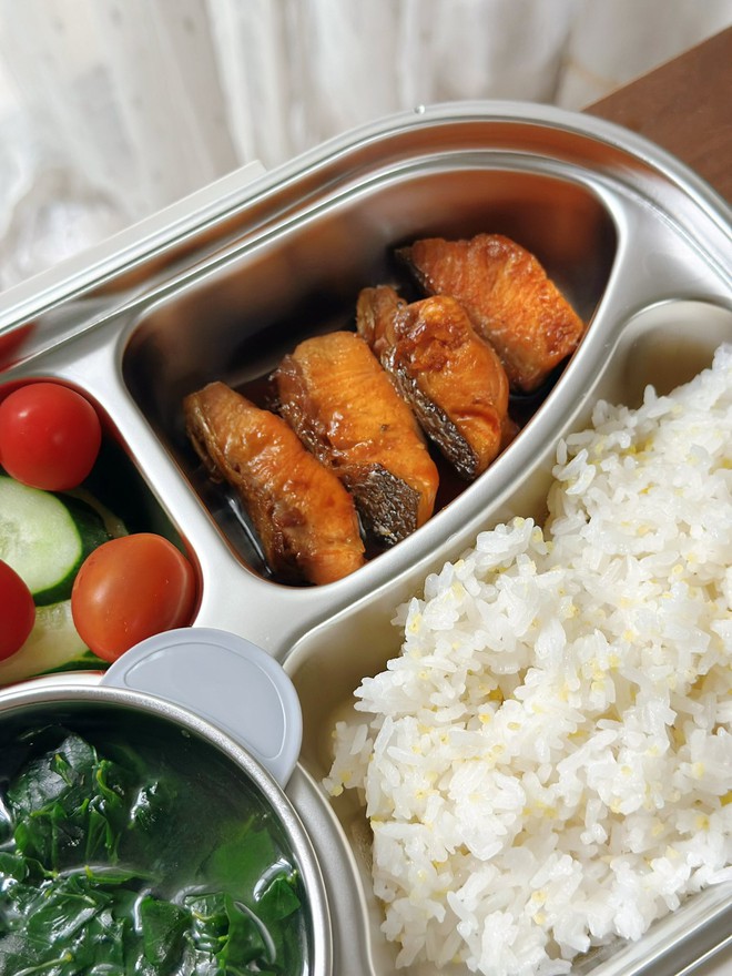 2 em b&eacute; h&ocirc;m n&agrave;o cũng h&aacute;o hức, mong đợi đến giờ nghỉ trưa để kh&aacute;m ph&aacute; b&iacute; mật "h&ocirc;m nay mẹ cho ăn m&oacute;n g&igrave;"?- Ảnh 15.