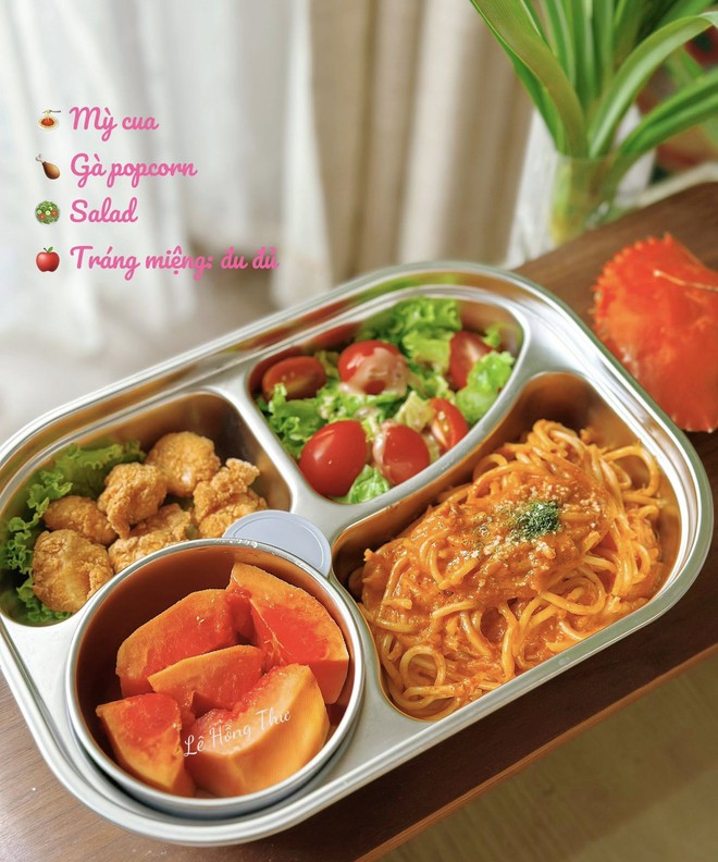 2 em b&eacute; h&ocirc;m n&agrave;o cũng h&aacute;o hức, mong đợi đến giờ nghỉ trưa để kh&aacute;m ph&aacute; b&iacute; mật "h&ocirc;m nay mẹ cho ăn m&oacute;n g&igrave;"?- Ảnh 4.