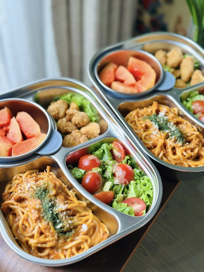 2 em b&eacute; h&ocirc;m n&agrave;o cũng h&aacute;o hức, mong đợi đến giờ nghỉ trưa để kh&aacute;m ph&aacute; b&iacute; mật "h&ocirc;m nay mẹ cho ăn m&oacute;n g&igrave;"?- Ảnh 7.