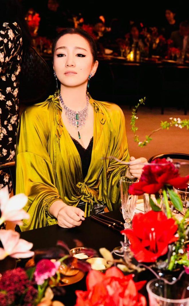 Củng Lợi 60 tuổi trông vẫn như bạn gái Lý Hiện, cam thường bóc trần sự thật khác- Ảnh 2. Củng Lợi 60 tuổi trông vẫn như bạn gái Lý Hiện, cam thường bóc trần sự thật khác- Ảnh 2.