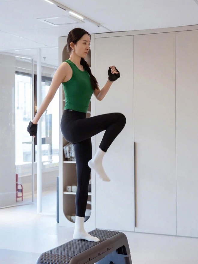 Dương Mịch giữ dáng đồng hồ cát không có điểm nào chê nhờ 1 thói quen cuối ngày: Hiếm ai làm lắm!- Ảnh 2. Dương Mịch giữ dáng đồng hồ cát không có điểm nào chê nhờ 1 thói quen cuối ngày: Hiếm ai làm lắm!- Ảnh 2.