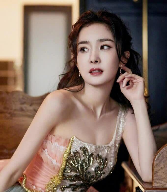 Dương Mịch giữ dáng đồng hồ cát không có điểm nào chê nhờ 1 thói quen cuối ngày: Hiếm ai làm lắm!- Ảnh 5. Dương Mịch giữ dáng đồng hồ cát không có điểm nào chê nhờ 1 thói quen cuối ngày: Hiếm ai làm lắm!- Ảnh 5.