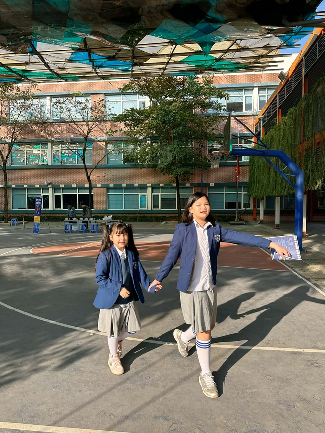 2 em b&eacute; h&ocirc;m n&agrave;o cũng h&aacute;o hức, mong đợi đến giờ nghỉ trưa để kh&aacute;m ph&aacute; b&iacute; mật "h&ocirc;m nay mẹ cho ăn m&oacute;n g&igrave;"?- Ảnh 1.