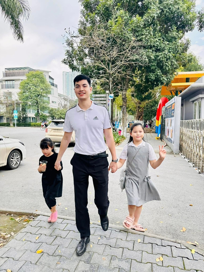 2 em b&eacute; h&ocirc;m n&agrave;o cũng h&aacute;o hức, mong đợi đến giờ nghỉ trưa để kh&aacute;m ph&aacute; b&iacute; mật "h&ocirc;m nay mẹ cho ăn m&oacute;n g&igrave;"?- Ảnh 2.