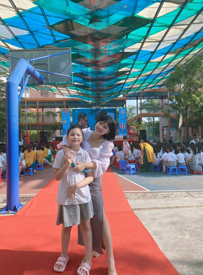 2 em b&eacute; h&ocirc;m n&agrave;o cũng h&aacute;o hức, mong đợi đến giờ nghỉ trưa để kh&aacute;m ph&aacute; b&iacute; mật "h&ocirc;m nay mẹ cho ăn m&oacute;n g&igrave;"?- Ảnh 3.