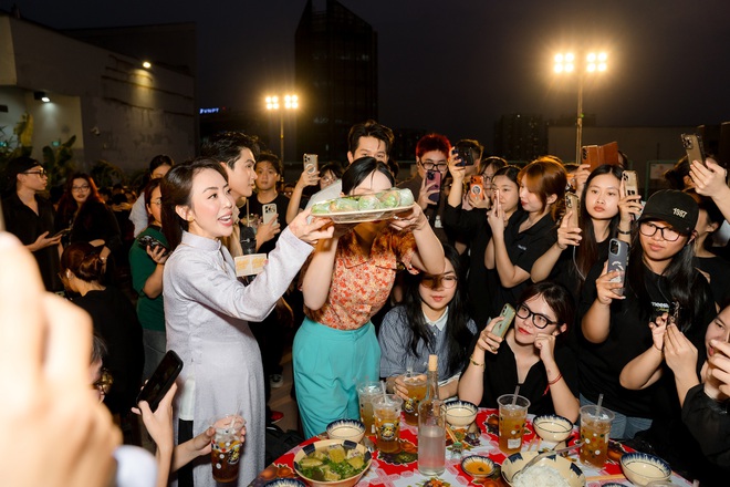 Thu Trang t&aacute;i hiện đ&aacute;m giỗ miền T&acirc;y trong showcase "Ai Thương Ai Mến"- Ảnh 2.