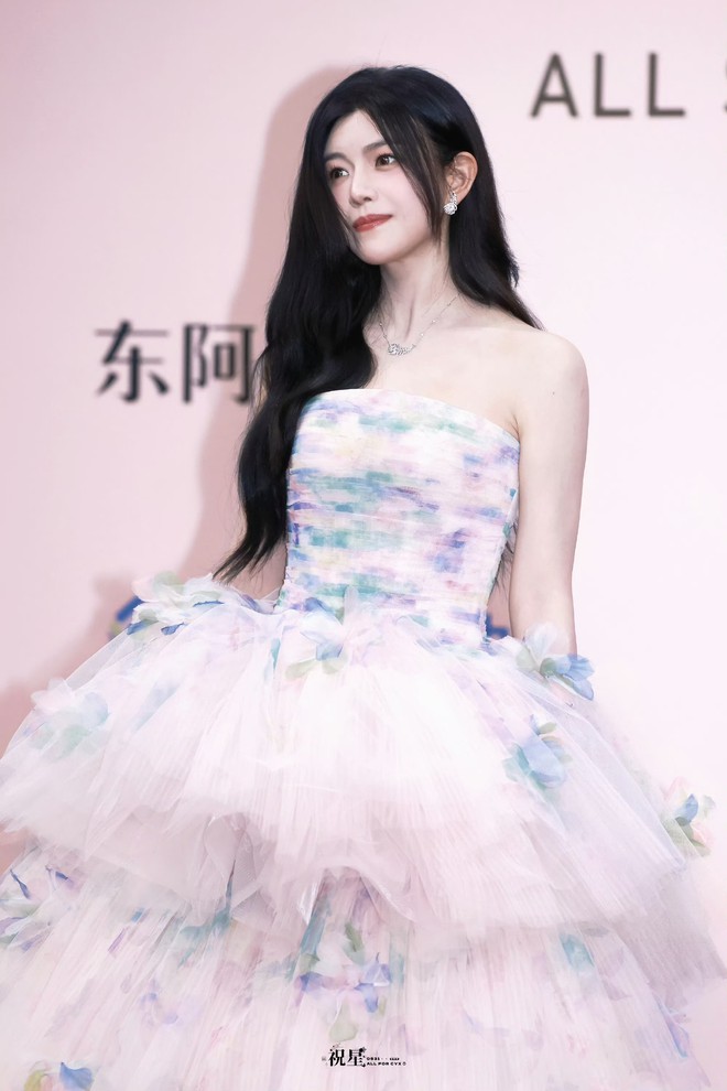 Trần đời chỉ có Trần Nghiên Hy 42 tuổi vẫn cân đẹp style công chúa và "trai ngoan" kém 19 tuổi- Ảnh 1.