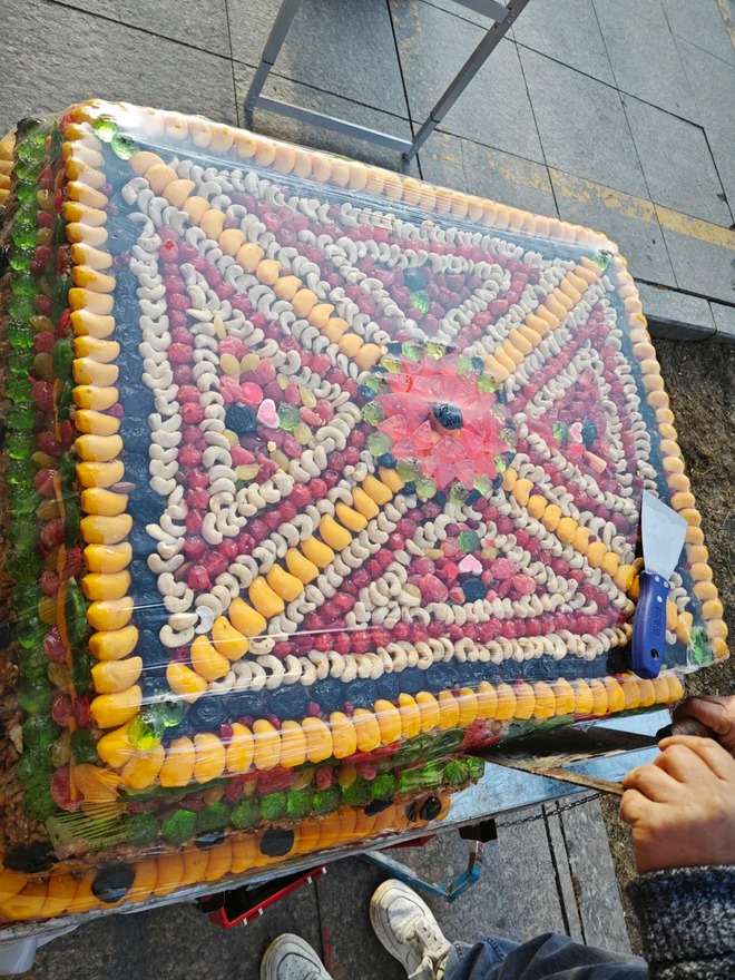 Sự thật về loại b&aacute;nh "s&aacute;t thủ v&iacute; tiền" nh&igrave;n đẹp như tranh, cắt một miếng "bay" ngay tiền triệu, kh&aacute;ch du lịch ngậm đắng nuốt cay- Ảnh 7.