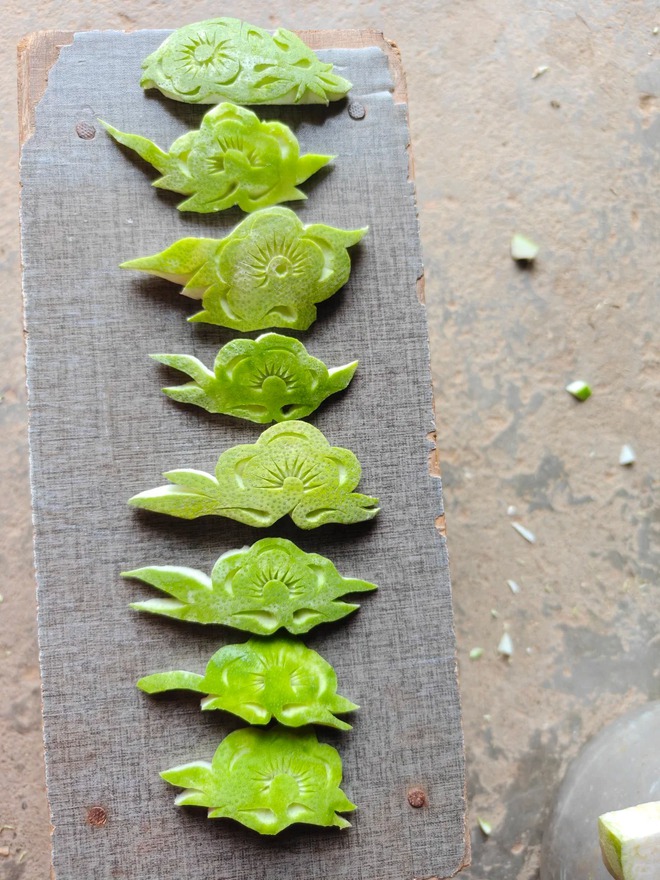 Mứt đi&ecirc;u khắc: Tuyệt đỉnh c&ocirc;ng phu cầm dao tỉa hoa tr&ecirc;n vỏ bưởi, biến thứ bỏ đi th&agrave;nh di sản nức tiếng- Ảnh 19.