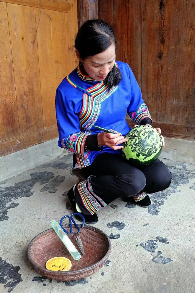 Mứt đi&ecirc;u khắc: Tuyệt đỉnh c&ocirc;ng phu cầm dao tỉa hoa tr&ecirc;n vỏ bưởi, biến thứ bỏ đi th&agrave;nh di sản nức tiếng- Ảnh 6.