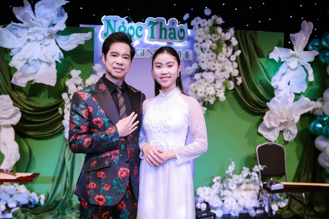 Ngọc Sơn đếm tiền mặt, tặng học tr&ograve; hơn 150 triệu ngay tr&ecirc;n s&acirc;n khấu- Ảnh 3.