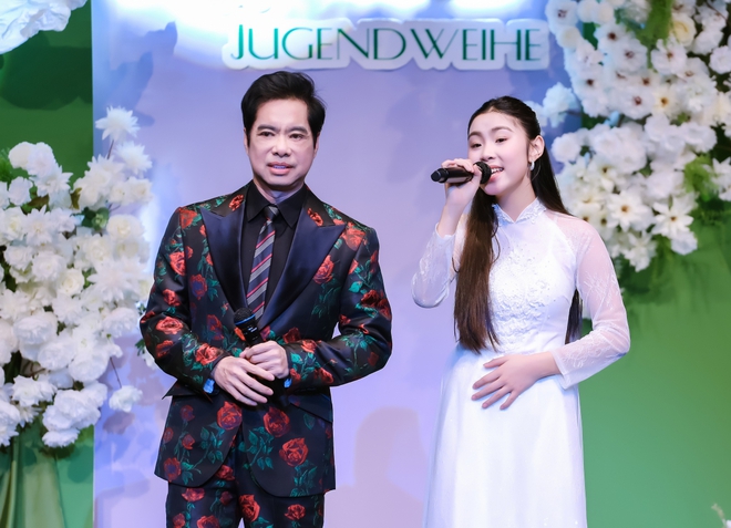 Ngọc Sơn đếm tiền mặt, tặng học tr&ograve; hơn 150 triệu ngay tr&ecirc;n s&acirc;n khấu- Ảnh 2.