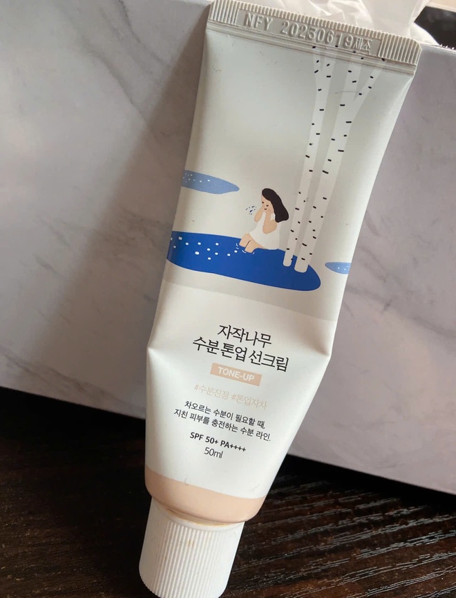 5 tu&yacute;p kem chống nắng n&acirc;ng tone gi&aacute; dễ thở, chất lượng được khen nhất năm 2025- Ảnh 4.