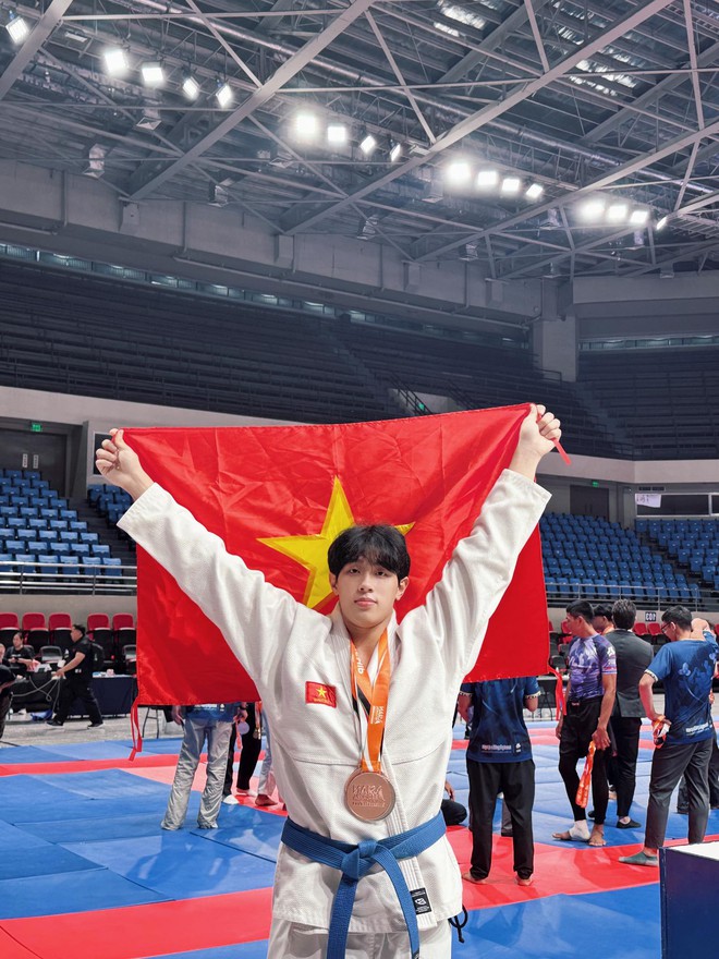 Trai đẹp tuyển v&otilde; Việt Nam dự SEA Games 33: Visual cực phẩm, body 6 m&uacute;i cuồn cuộn- Ảnh 4.