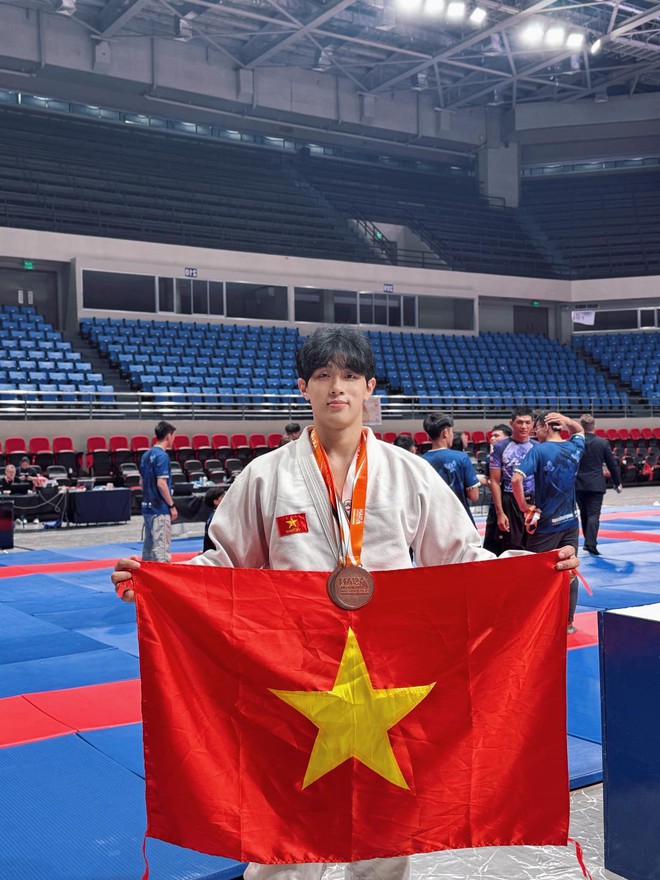 Trai đẹp tuyển v&otilde; Việt Nam dự SEA Games 33: Visual cực phẩm, body 6 m&uacute;i cuồn cuộn- Ảnh 3.