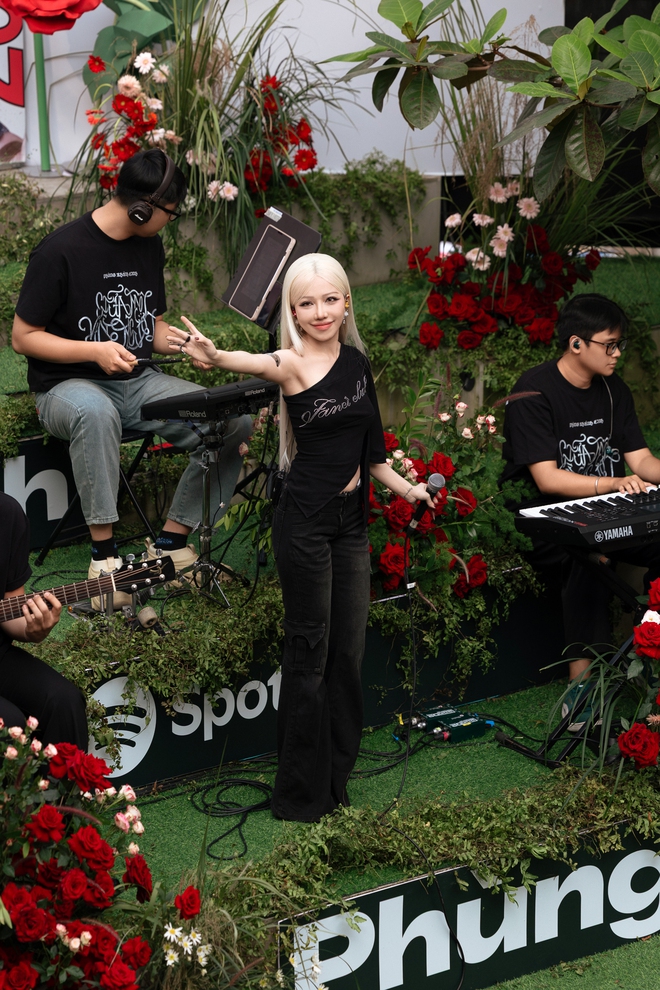 Ph&ugrave;ng Kh&aacute;nh Linh nhận c&uacute;p "Đ&oacute;a hồng nhạc Việt", c&ocirc;ng bố khởi động tour diễn to&agrave;n quốc- Ảnh 2.