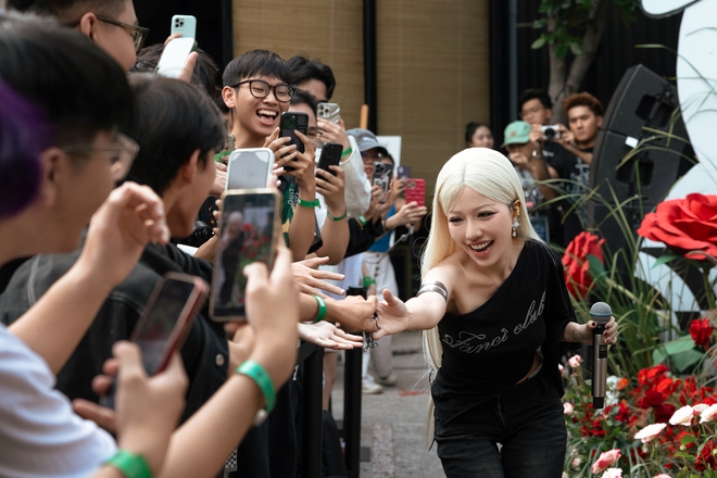 Ph&ugrave;ng Kh&aacute;nh Linh nhận c&uacute;p "Đ&oacute;a hồng nhạc Việt", c&ocirc;ng bố khởi động tour diễn to&agrave;n quốc- Ảnh 4.