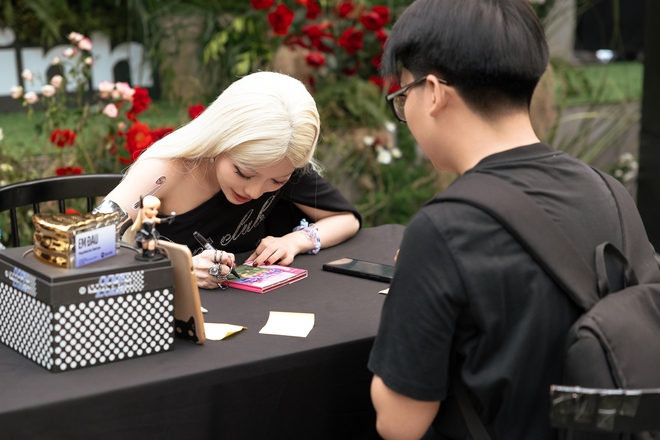 Ph&ugrave;ng Kh&aacute;nh Linh nhận c&uacute;p "Đ&oacute;a hồng nhạc Việt", c&ocirc;ng bố khởi động tour diễn to&agrave;n quốc- Ảnh 5.