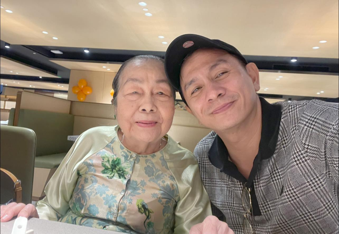 Nam nghệ sĩ l&agrave; Gi&aacute;m đốc Nghệ thuật, 50 tuổi vẫn ở với mẹ: "Cuộc đời m&igrave;nh đừng tr&ocirc;ng chờ người kh&aacute;c"- Ảnh 5.