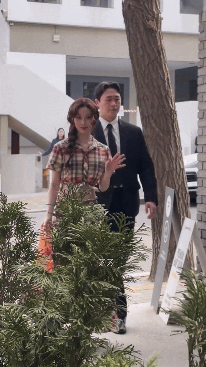 Camera bắt trọn vòng eo nhỏ xíu của cây visual nhóm nhạc đại mỹ nhân- Ảnh 5.