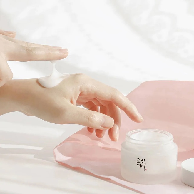 4 kem dưỡng nhẹ như mây dùng mùa hè rất sướng: Da ngậm nước, là phẳng nếp nhăn- Ảnh 2.