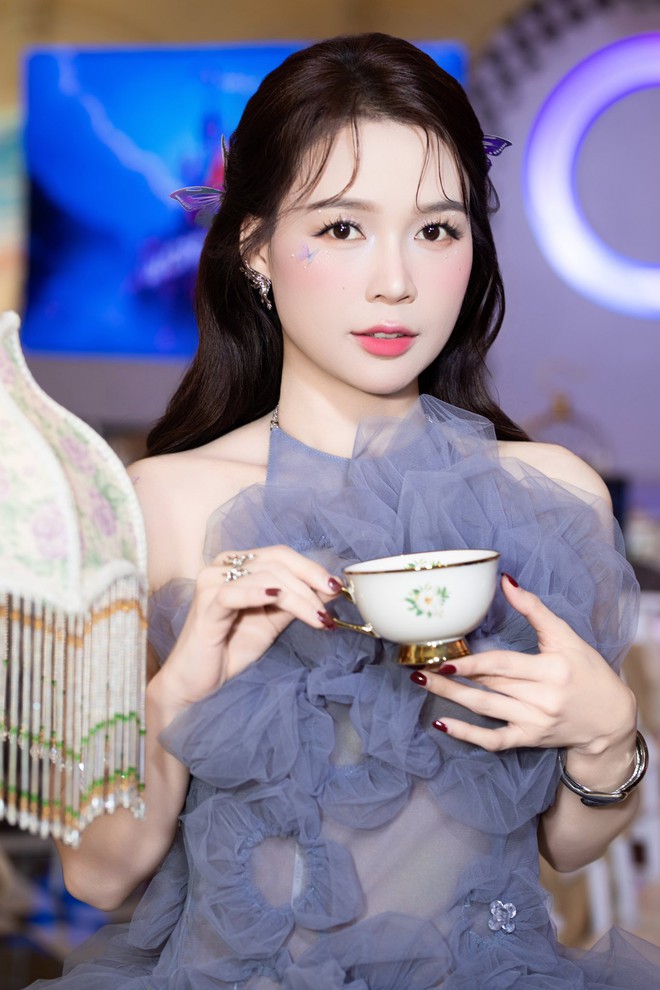 Một sao nữ U35 vừa làm Thanh Thủy lép vế, khoảng cách 12 tuổi hóa bằng 0- Ảnh 4. Một sao nữ U35 vừa làm Thanh Thủy lép vế, khoảng cách 12 tuổi hóa bằng 0- Ảnh 4.