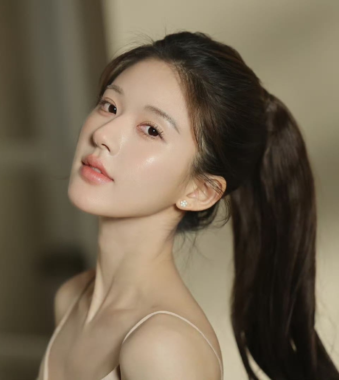 Triệu Lộ Tư tìm ra hướng dẫn sử dụng nhan sắc rồi- Ảnh 7. Triệu Lộ Tư tìm ra hướng dẫn sử dụng nhan sắc rồi- Ảnh 7.