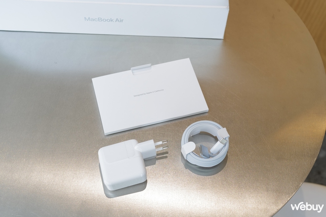 Mở hộp MacBook Air M4 Sky Blue chính hãng VN: Sắc xanh thanh thoát cho chiếc laptop gọn nhẹ mạnh mẽ nhất của Apple- Ảnh 5. Mở hộp MacBook Air M4 Sky Blue chính hãng VN: Sắc xanh thanh thoát cho chiếc laptop gọn nhẹ mạnh mẽ nhất của Apple- Ảnh 5.