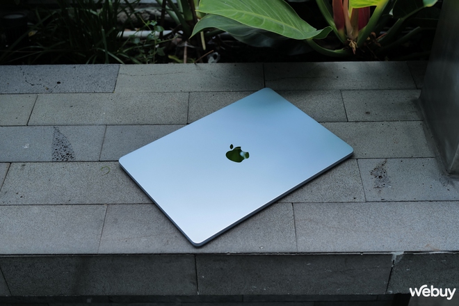 Mở hộp MacBook Air M4 Sky Blue chính hãng VN: Sắc xanh thanh thoát cho chiếc laptop gọn nhẹ mạnh mẽ nhất của Apple- Ảnh 11. Mở hộp MacBook Air M4 Sky Blue chính hãng VN: Sắc xanh thanh thoát cho chiếc laptop gọn nhẹ mạnh mẽ nhất của Apple- Ảnh 11.