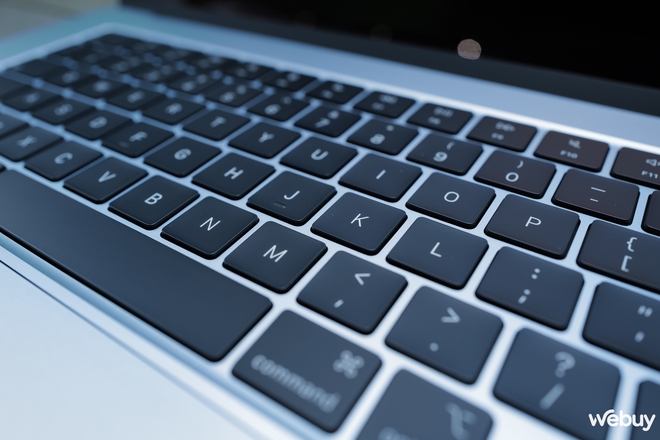 Mở hộp MacBook Air M4 Sky Blue chính hãng VN: Sắc xanh thanh thoát cho chiếc laptop gọn nhẹ mạnh mẽ nhất của Apple- Ảnh 17. Mở hộp MacBook Air M4 Sky Blue chính hãng VN: Sắc xanh thanh thoát cho chiếc laptop gọn nhẹ mạnh mẽ nhất của Apple- Ảnh 17.