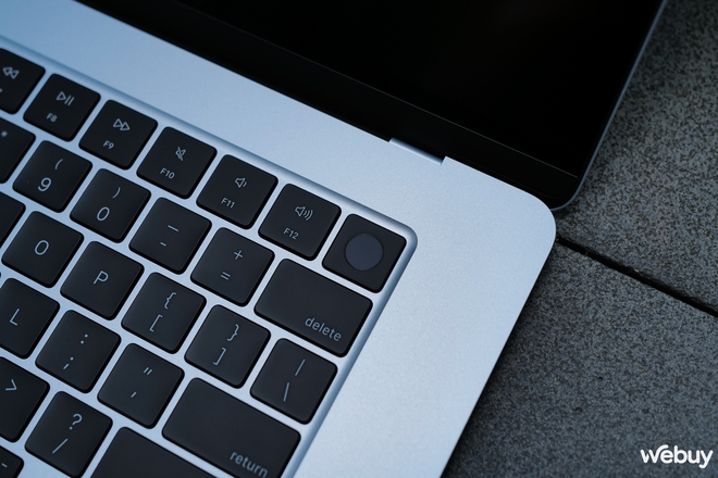 Mở hộp MacBook Air M4 Sky Blue chính hãng VN: Sắc xanh thanh thoát cho chiếc laptop gọn nhẹ mạnh mẽ nhất của Apple- Ảnh 16. Mở hộp MacBook Air M4 Sky Blue chính hãng VN: Sắc xanh thanh thoát cho chiếc laptop gọn nhẹ mạnh mẽ nhất của Apple- Ảnh 16.