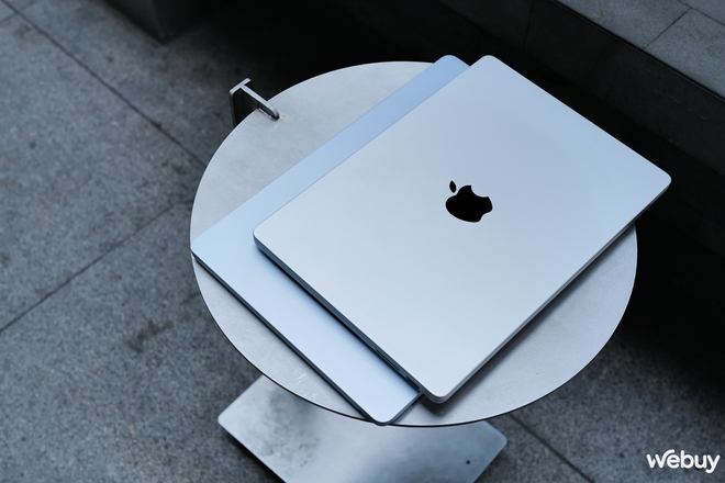 Mở hộp MacBook Air M4 Sky Blue chính hãng VN: Sắc xanh thanh thoát cho chiếc laptop gọn nhẹ mạnh mẽ nhất của Apple- Ảnh 9. Mở hộp MacBook Air M4 Sky Blue chính hãng VN: Sắc xanh thanh thoát cho chiếc laptop gọn nhẹ mạnh mẽ nhất của Apple- Ảnh 9.