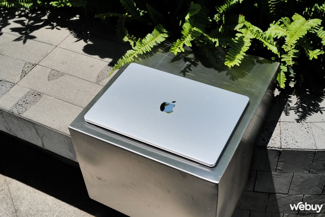 Mở hộp MacBook Air M4 Sky Blue chính hãng VN: Sắc xanh thanh thoát cho chiếc laptop gọn nhẹ mạnh mẽ nhất của Apple- Ảnh 7. Mở hộp MacBook Air M4 Sky Blue chính hãng VN: Sắc xanh thanh thoát cho chiếc laptop gọn nhẹ mạnh mẽ nhất của Apple- Ảnh 7.