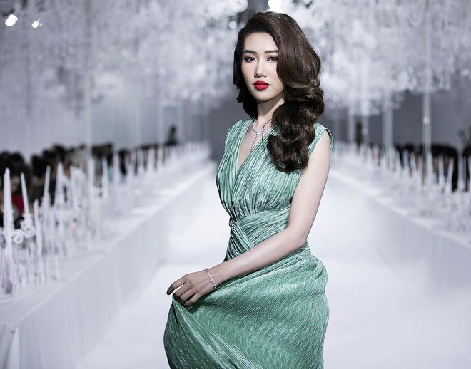Mai Phương Thúy cũng có lúc phải làm nền cho 1 mỹ nhân- Ảnh 4. Mai Phương Thúy cũng có lúc phải làm nền cho 1 mỹ nhân- Ảnh 4.