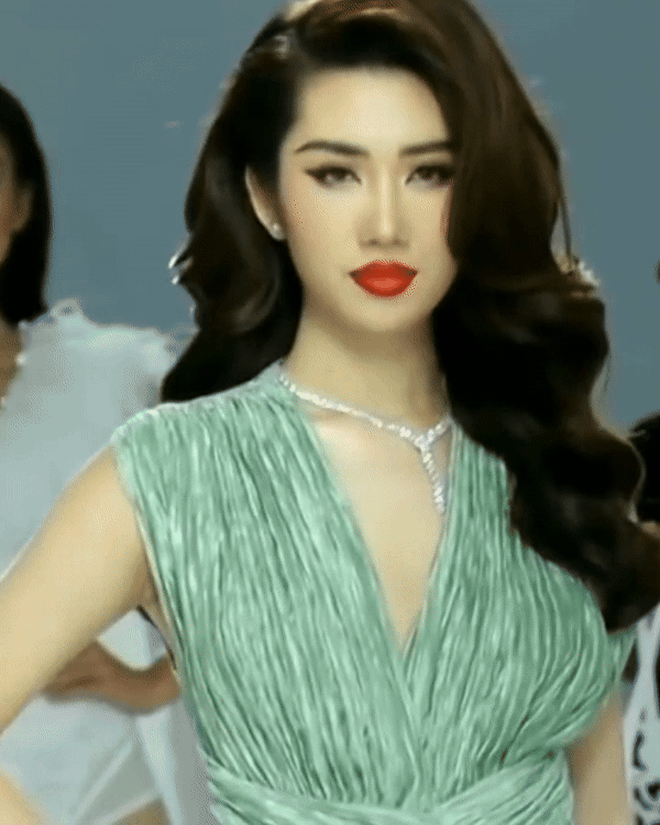 Mai Phương Thúy cũng có lúc phải làm nền cho 1 mỹ nhân- Ảnh 6. Mai Phương Thúy cũng có lúc phải làm nền cho 1 mỹ nhân- Ảnh 6.