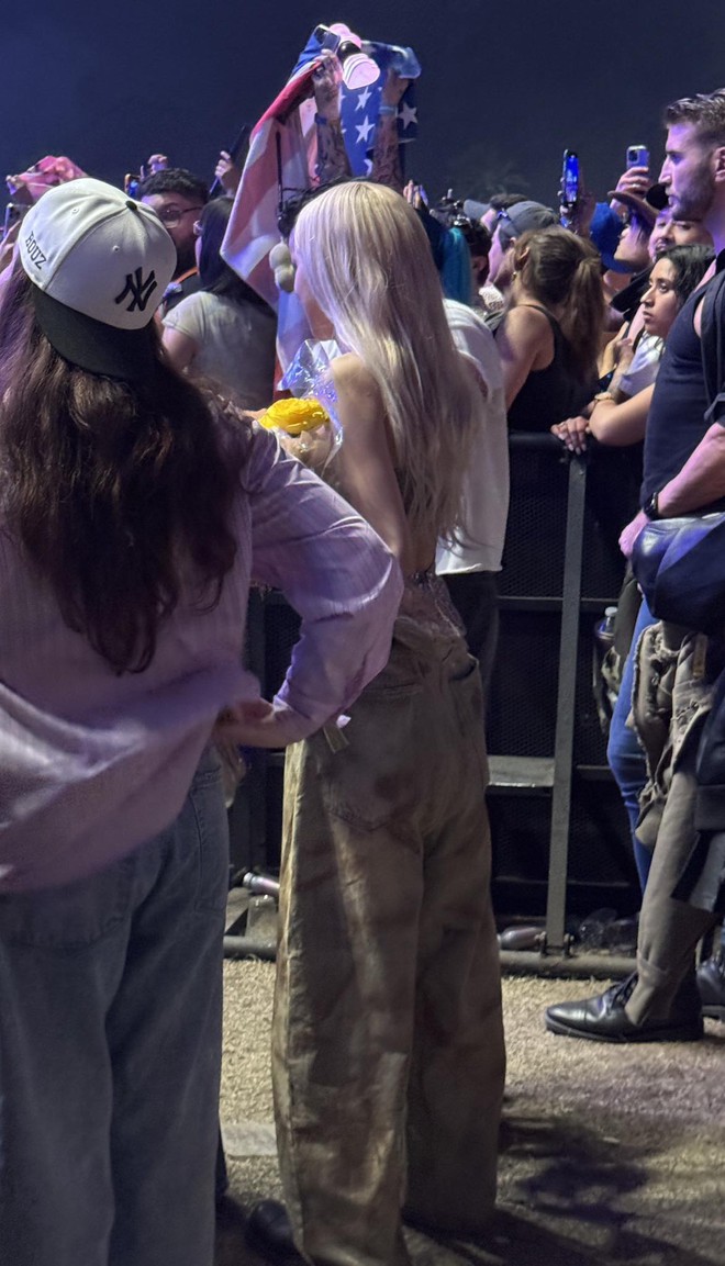 Rosé đi Coachella khiến MXH rần rần, hoá ra là nhờ local brand Việt!- Ảnh 4. Rosé đi Coachella khiến MXH rần rần, hoá ra là nhờ local brand Việt!- Ảnh 4.