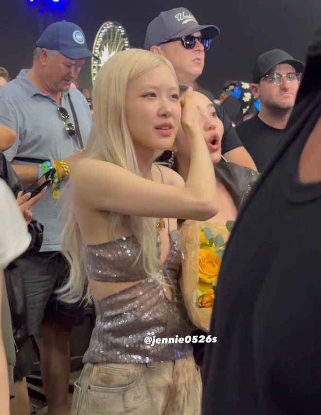 Rosé đi Coachella khiến MXH rần rần, hoá ra là nhờ local brand Việt!- Ảnh 2. Rosé đi Coachella khiến MXH rần rần, hoá ra là nhờ local brand Việt!- Ảnh 2.
