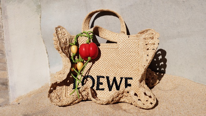 Năng lượng mùa hè chảy tràn trong BST mới của Loewe Paula's Ibiza 2025: Phom dáng chảy rủ, hoạ tiết thiên nhiên chủ đạo - Ảnh 4. Năng lượng mùa hè chảy tràn trong BST mới của Loewe Paula's Ibiza 2025: Phom dáng chảy rủ, hoạ tiết thiên nhiên chủ đạo - Ảnh 4.