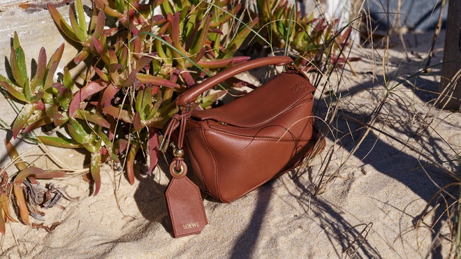 Năng lượng mùa hè chảy tràn trong BST mới của Loewe Paula's Ibiza 2025: Phom dáng chảy rủ, hoạ tiết thiên nhiên chủ đạo - Ảnh 2. Năng lượng mùa hè chảy tràn trong BST mới của Loewe Paula's Ibiza 2025: Phom dáng chảy rủ, hoạ tiết thiên nhiên chủ đạo - Ảnh 2.