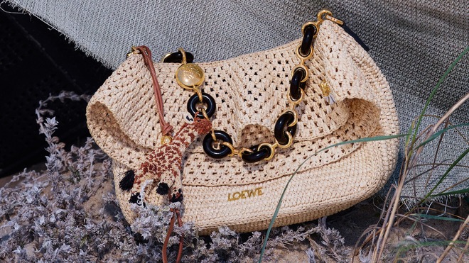 Năng lượng mùa hè chảy tràn trong BST mới của Loewe Paula's Ibiza 2025: Phom dáng chảy rủ, hoạ tiết thiên nhiên chủ đạo - Ảnh 3. Năng lượng mùa hè chảy tràn trong BST mới của Loewe Paula's Ibiza 2025: Phom dáng chảy rủ, hoạ tiết thiên nhiên chủ đạo - Ảnh 3.
