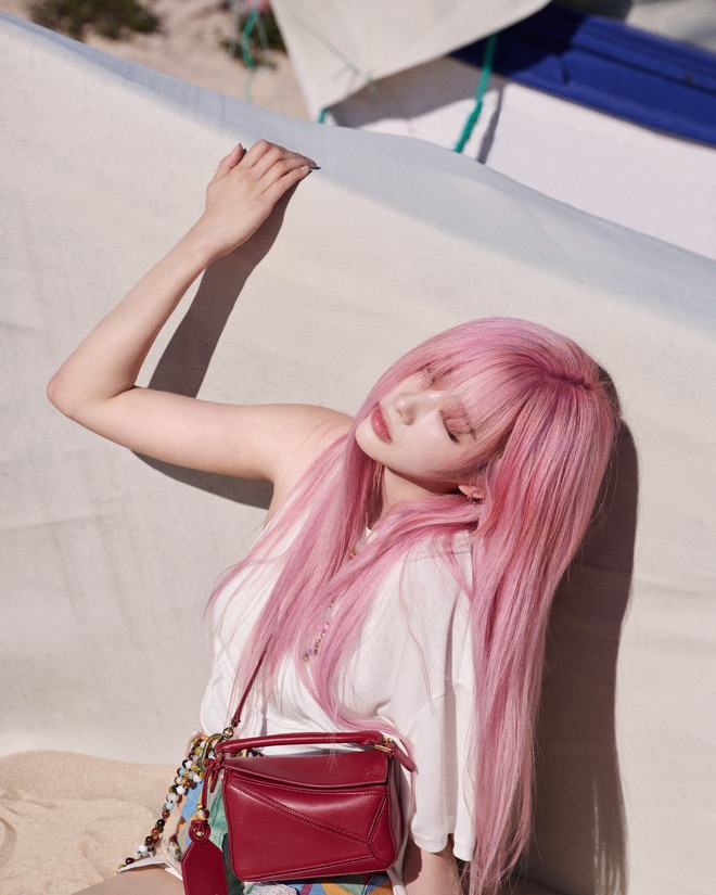 Năng lượng mùa hè chảy tràn trong BST mới của Loewe Paula's Ibiza 2025: Phom dáng chảy rủ, hoạ tiết thiên nhiên chủ đạo - Ảnh 9. Năng lượng mùa hè chảy tràn trong BST mới của Loewe Paula's Ibiza 2025: Phom dáng chảy rủ, hoạ tiết thiên nhiên chủ đạo - Ảnh 9.