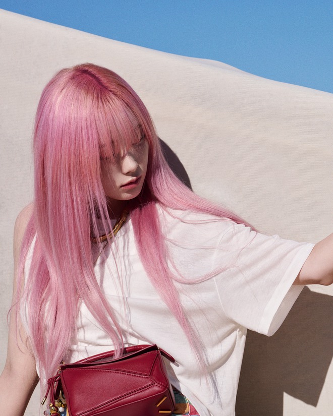 Năng lượng mùa hè chảy tràn trong BST mới của Loewe Paula's Ibiza 2025: Phom dáng chảy rủ, hoạ tiết thiên nhiên chủ đạo - Ảnh 12. Năng lượng mùa hè chảy tràn trong BST mới của Loewe Paula's Ibiza 2025: Phom dáng chảy rủ, hoạ tiết thiên nhiên chủ đạo - Ảnh 12.
