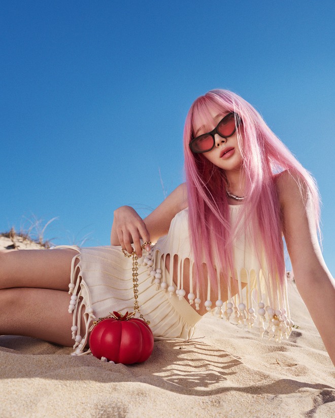 Năng lượng mùa hè chảy tràn trong BST mới của Loewe Paula's Ibiza 2025: Phom dáng chảy rủ, hoạ tiết thiên nhiên chủ đạo - Ảnh 11. Năng lượng mùa hè chảy tràn trong BST mới của Loewe Paula's Ibiza 2025: Phom dáng chảy rủ, hoạ tiết thiên nhiên chủ đạo - Ảnh 11.