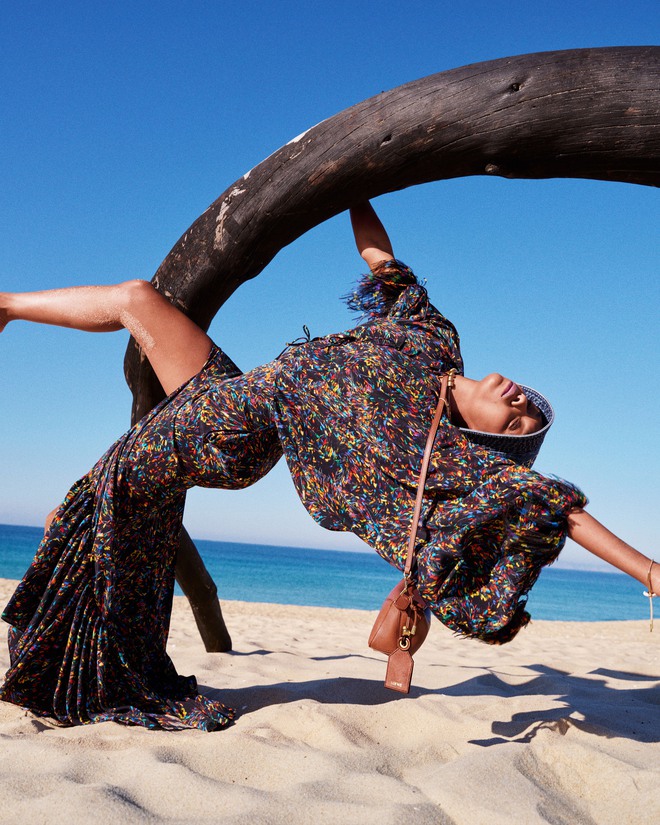 Năng lượng mùa hè chảy tràn trong BST mới của Loewe Paula's Ibiza 2025: Phom dáng chảy rủ, hoạ tiết thiên nhiên chủ đạo - Ảnh 21. Năng lượng mùa hè chảy tràn trong BST mới của Loewe Paula's Ibiza 2025: Phom dáng chảy rủ, hoạ tiết thiên nhiên chủ đạo - Ảnh 21.