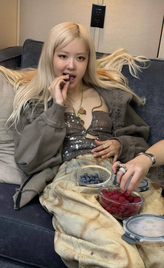 Rosé đi Coachella khiến MXH rần rần, hoá ra là nhờ local brand Việt!- Ảnh 1. Rosé đi Coachella khiến MXH rần rần, hoá ra là nhờ local brand Việt!- Ảnh 1.