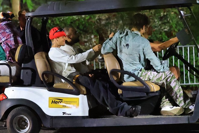 Justin Bieber đi Coachella mà ai nhìn cũng muốn kéo quần dùm- Ảnh 1. Justin Bieber đi Coachella mà ai nhìn cũng muốn kéo quần dùm- Ảnh 1.