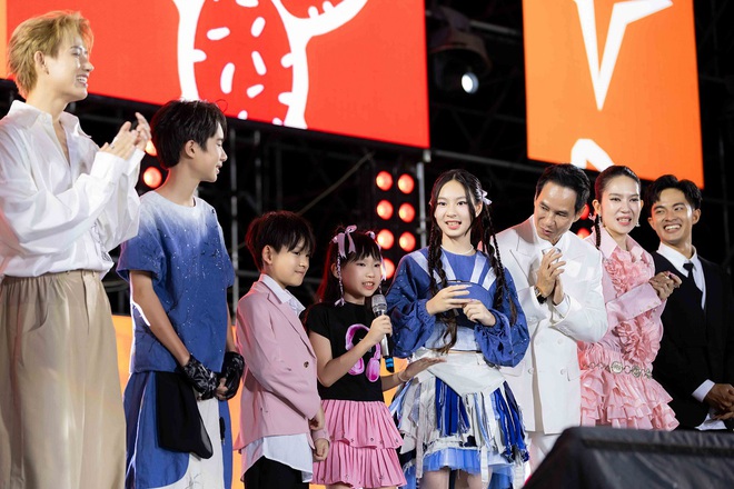 Ái nữ nhà Lý Hải - Minh Hà bùng nổ visual, giọng hát, vũ đạo được khen như idol- Ảnh 8. Ái nữ nhà Lý Hải - Minh Hà bùng nổ visual, giọng hát, vũ đạo được khen như idol- Ảnh 8.